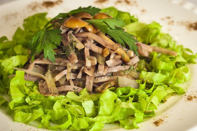 Ensalada de lengua y setas encurtidas