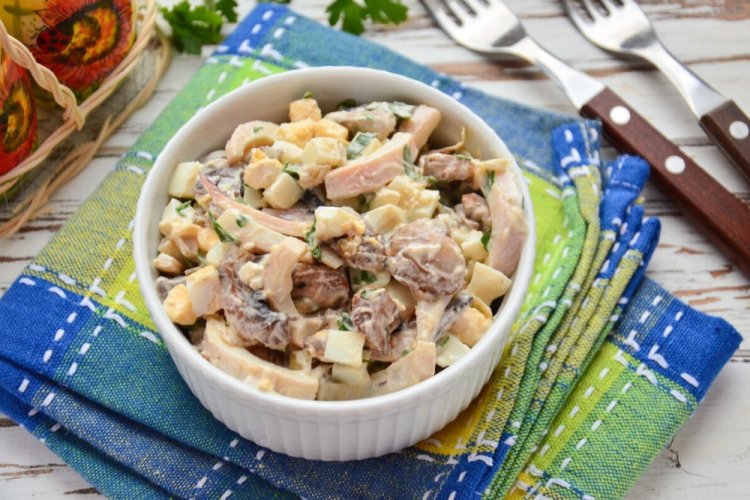 Ensalada de calamares y setas encurtidas