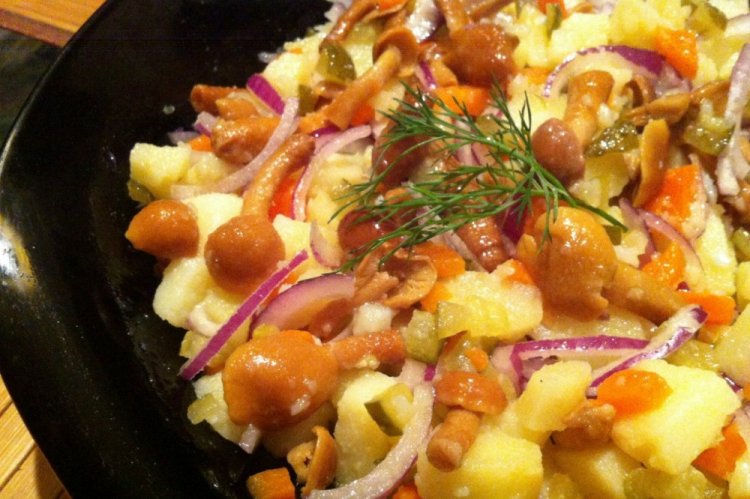 Ensalada de patatas y setas encurtidas