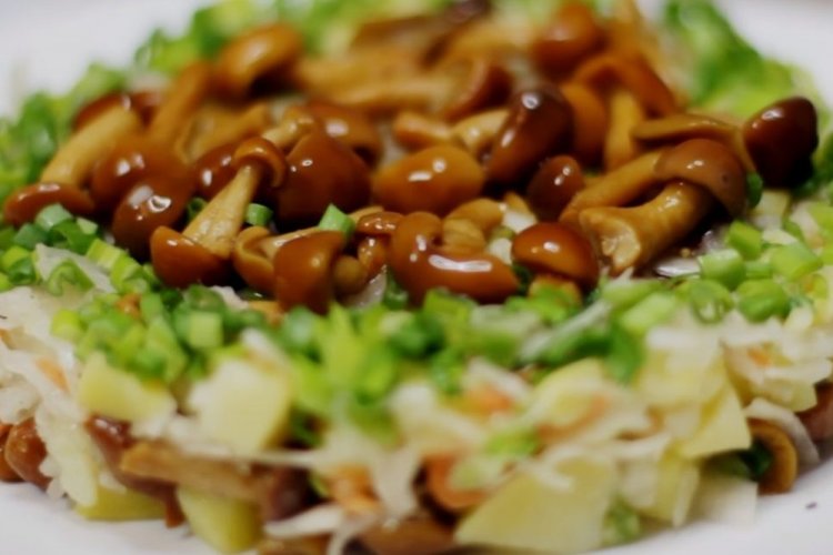 Ensalada de chucrut y setas encurtidas