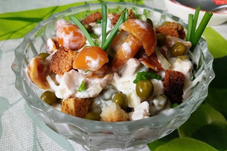 Ensalada de pollo, setas encurtidas y guisantes verdes