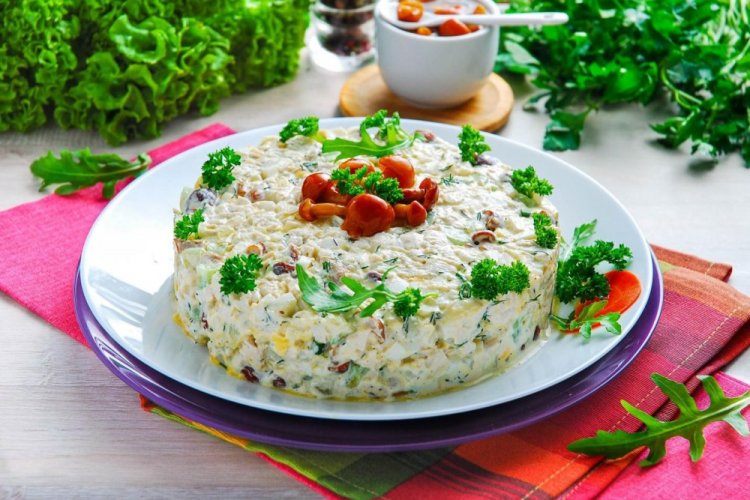 Ensalada de pollo, piña y setas encurtidas