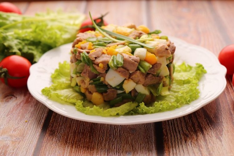 Ensalada de hígado de bacalao y setas encurtidas