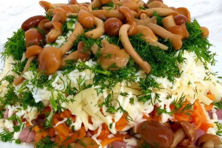 Ensalada de setas encurtidas, jamón cocido y queso