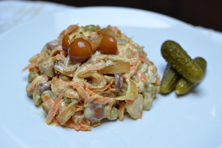 Ensalada de hígado y setas encurtidas