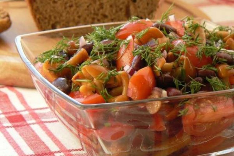 Ensalada de frijoles, setas encurtidas y tomates