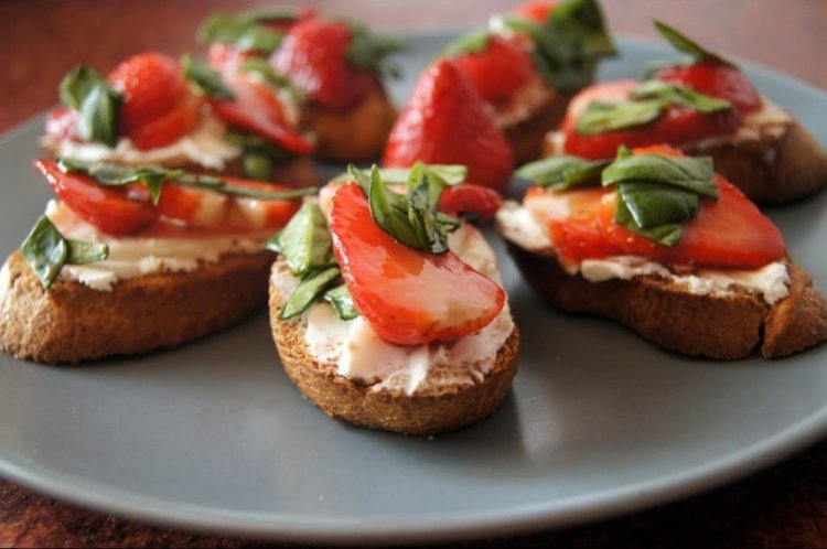Bruschetta mit Lachs und Erdbeeren