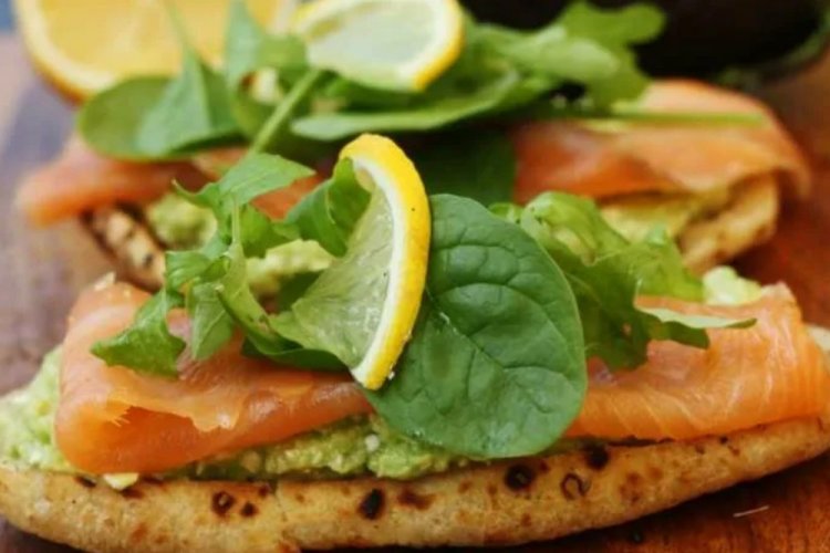 Bruschetta mit Lachs und Pesto