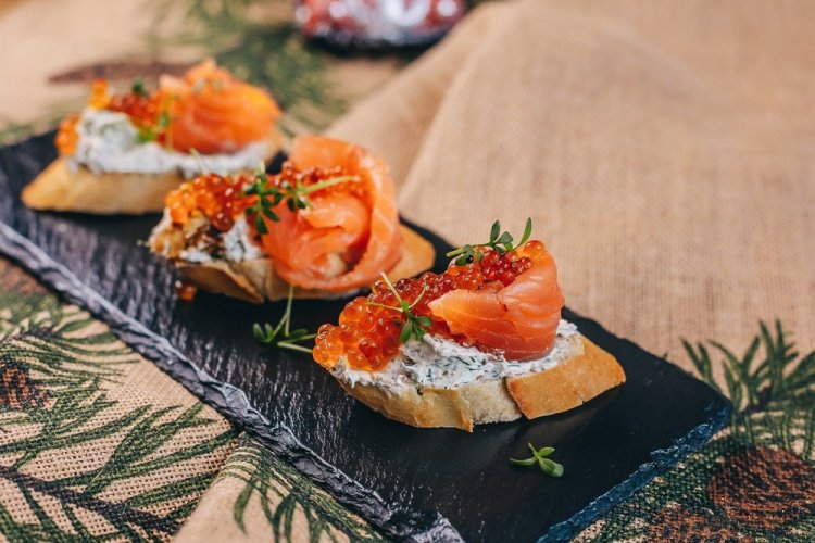 Bruschetta mit Lachs und rotem Kaviar
