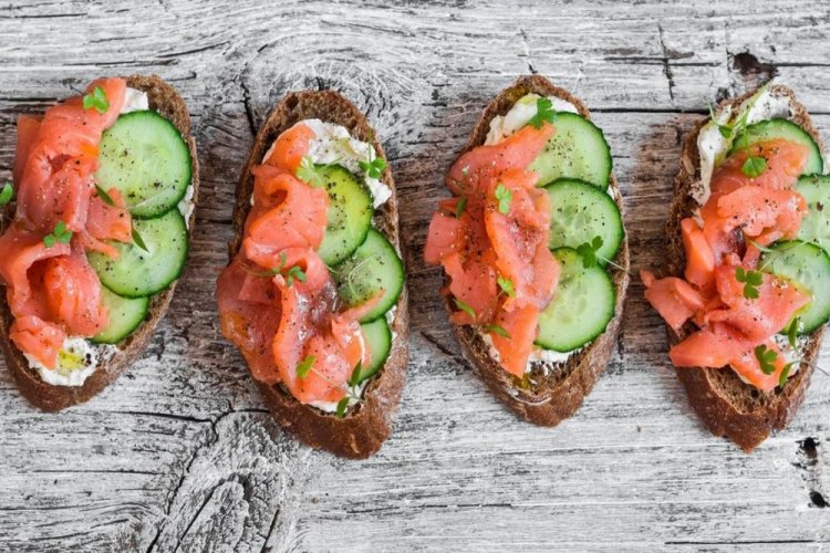 Bruschetta mit Lachs und Gurke