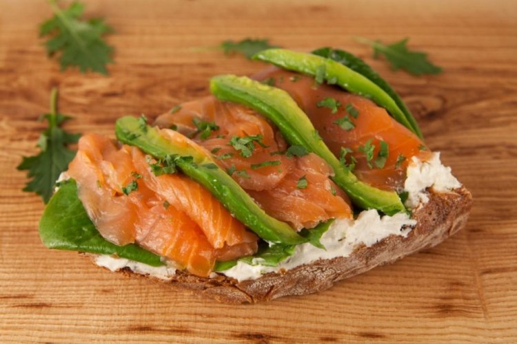 Bruschetta mit Lachs und Avocado