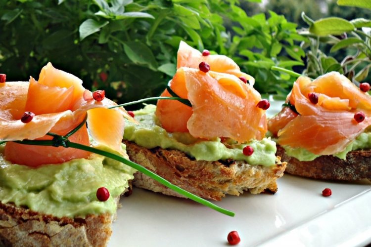 Bruschetta mit Lachs und Guacamole