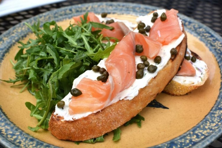 Bruschetta mit Lachs und Kapern