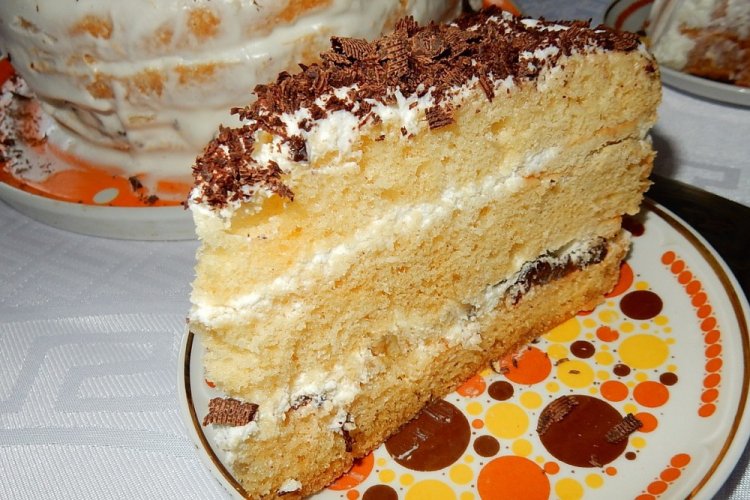 Sponge Cake with Sour Cream Frosting