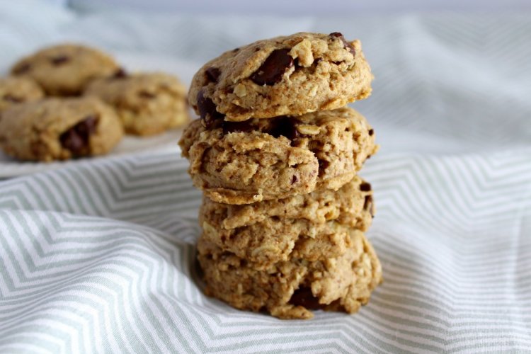 Nut Cookies with Chocolate