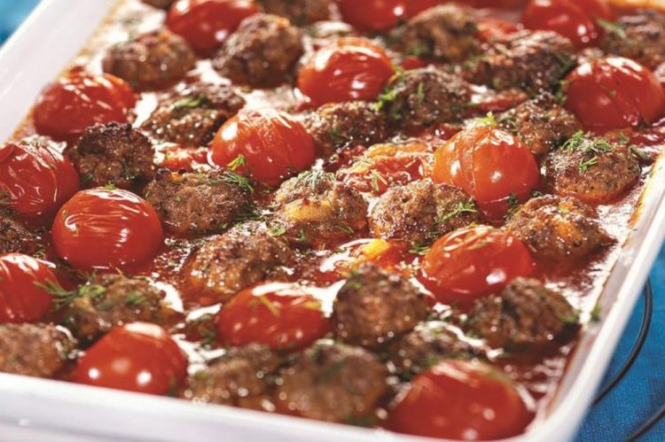 Frikadellen mit Tomaten