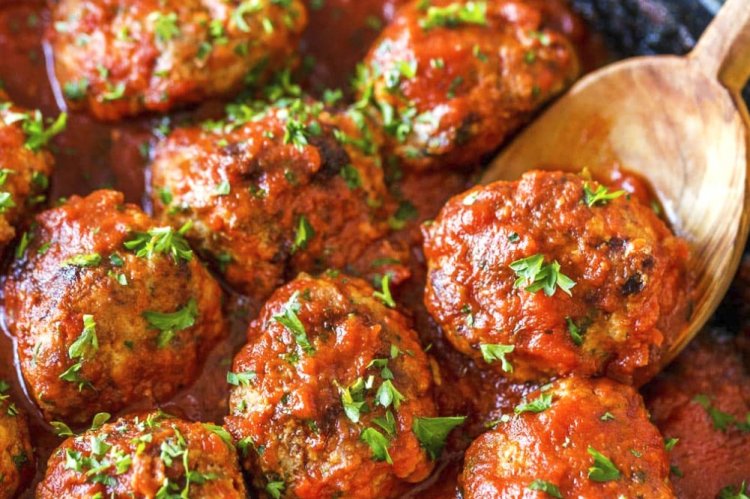 Frikadellen mit Buchweizen in Tomatensoße