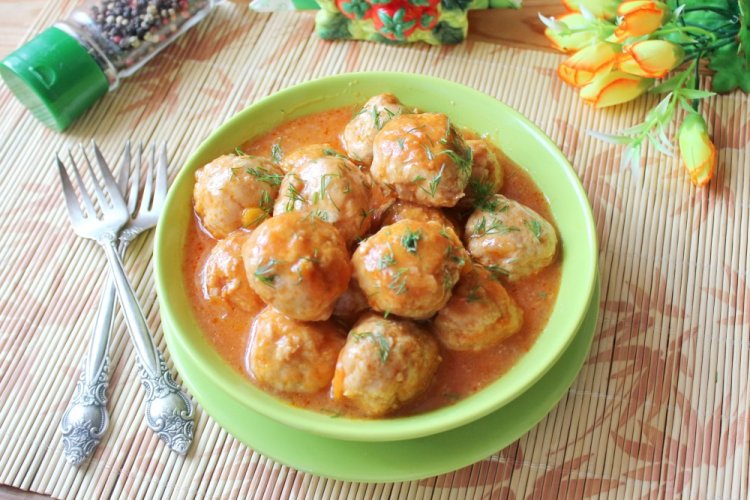 Frikadellen in Tomaten-Sauerrahm-Soße