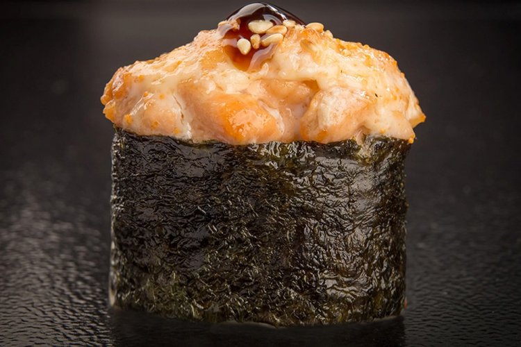 Gebackene Gunkans mit Lachs