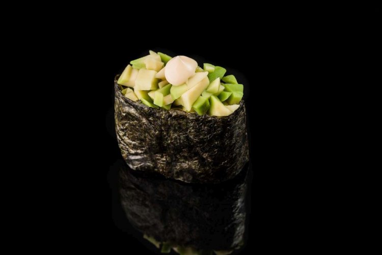 Gunkans mit Avocado
