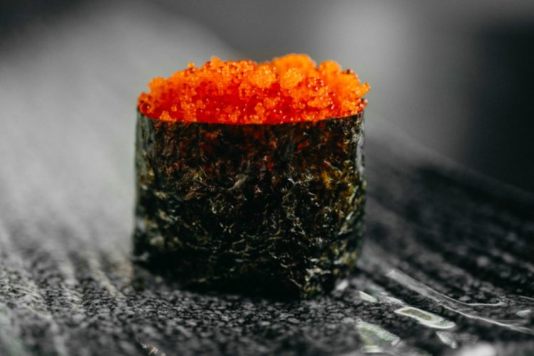 Gunkans mit Tobiko-Kaviar