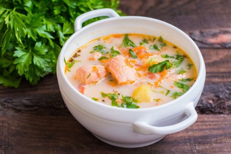 Suppe mit Lachs und Garnelen
