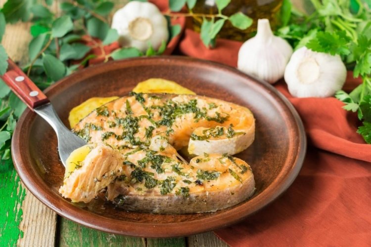 Lachs mit Zucchini in der Pfanne