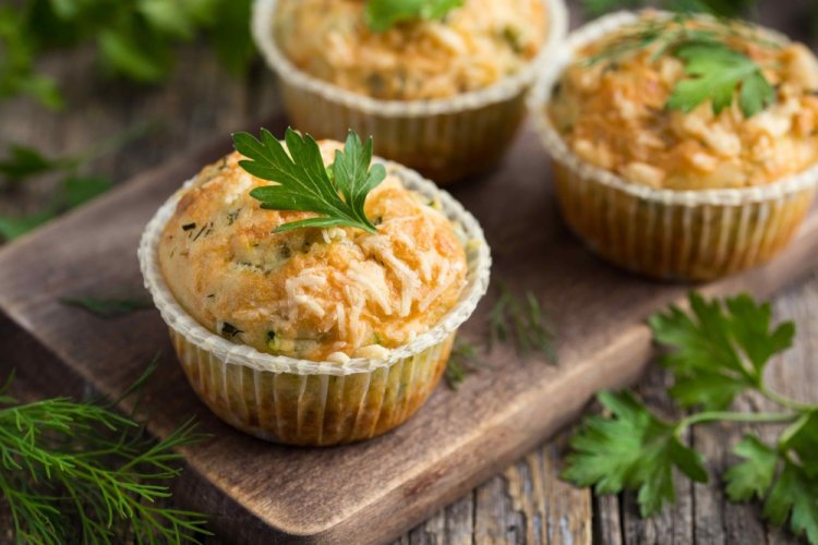 Muffins mit Käse und Kräutern