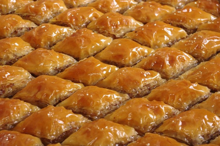Baklava mit Erdnüssen und Sesam