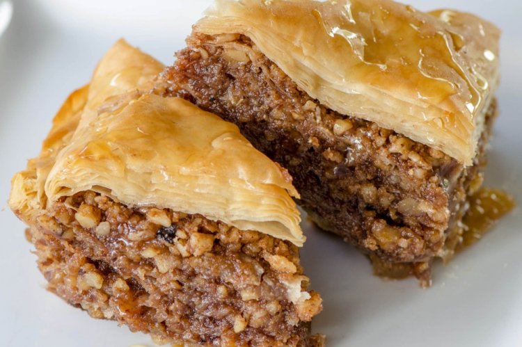Baklava mit Datteln und getrockneten Aprikosen