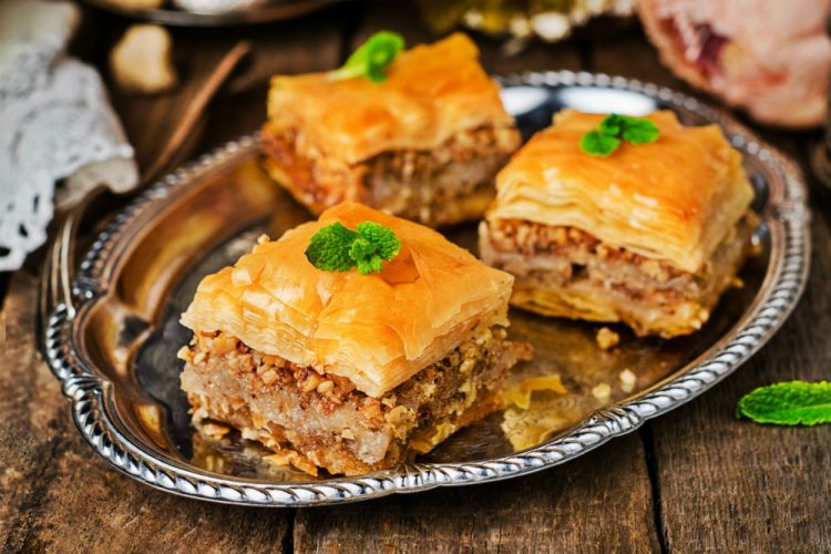 Baklava mit Haselnüssen und Zitronenschale