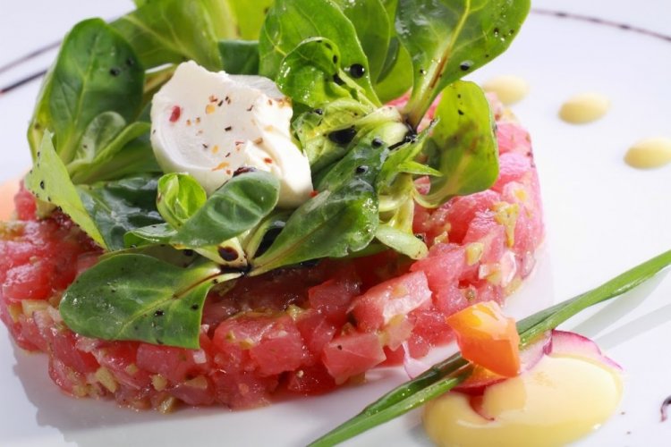 Thunfisch-Tatar mit Gewürzgurke