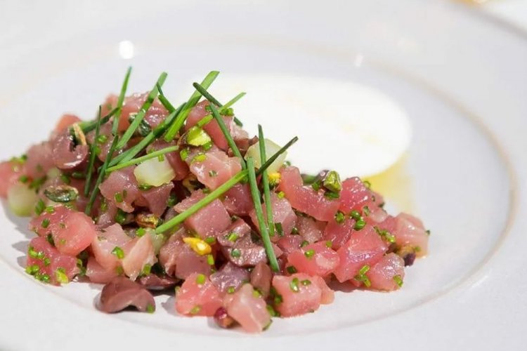 Thunfisch-Tatar mit Sellerie