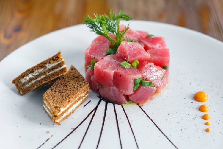 Thunfisch-Tatar mit Ingwer und Honig
