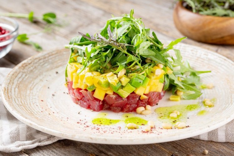 Thunfisch-Tatar mit Avocado und Mango
