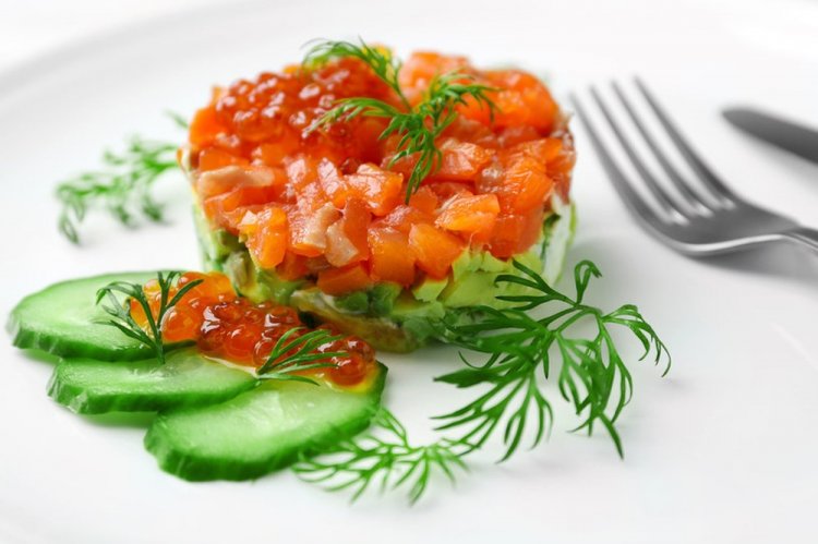 Thunfisch-Tatar mit rotem Kaviar