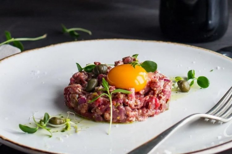 Thunfisch-Tatar mit Wachteleiern
