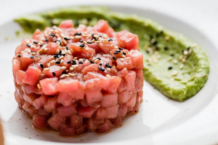 Thunfisch-Tatar mit Ingwer und Chili
