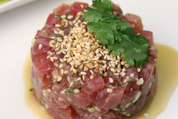 Thunfisch-Tatar mit Fischsauce
