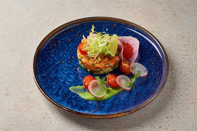 Thunfisch-Tatar mit Lauchzwiebeln