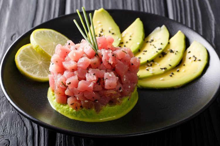 Thunfisch-Tatar mit Avocado