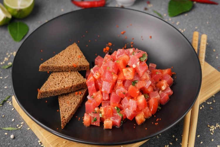 Thunfisch-Tatar mit Sojasauce und Schalotten