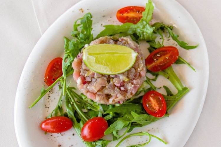 Thunfisch-Tatar mit Gurke und Paprika