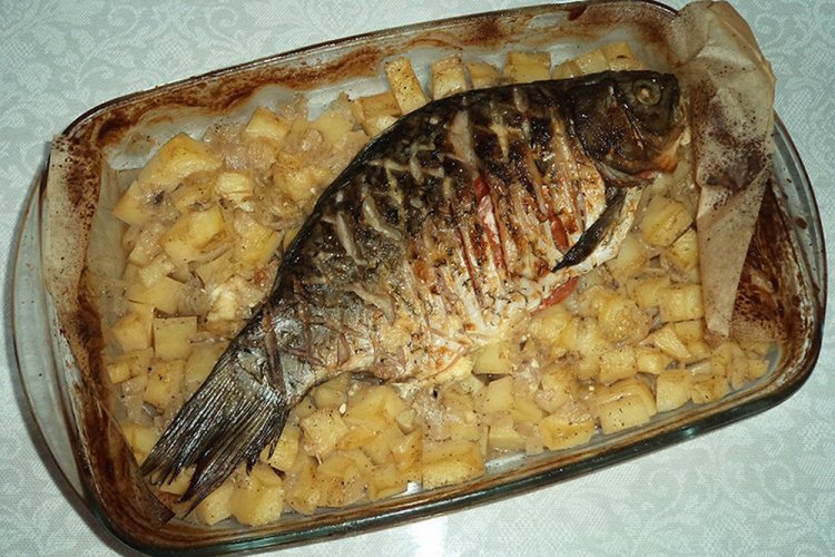 Crucian Carp with Potatoes in the Oven