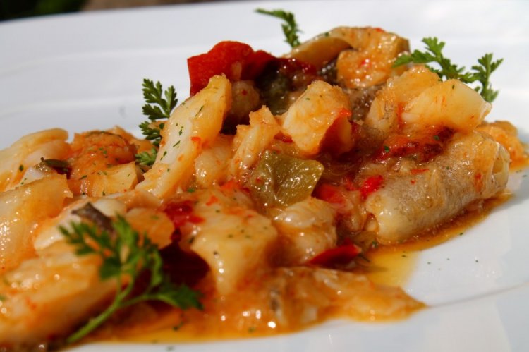 Fish with Potatoes in Tomato Sauce