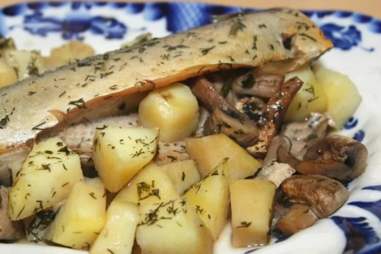 Fish with Potatoes and Mushrooms in the Oven