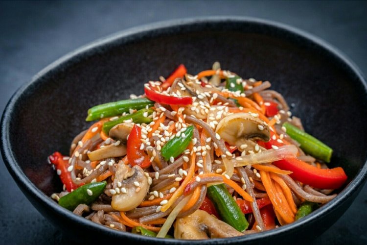 Ensalada tibia de fideos soba y verduras