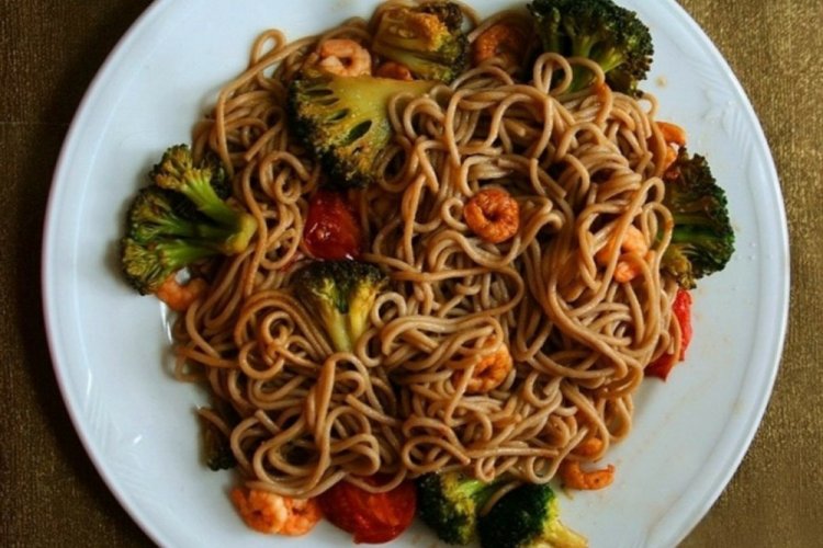 Fideos soba con brócoli y tomates cherry