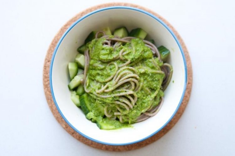 Soba con salsa de espinacas