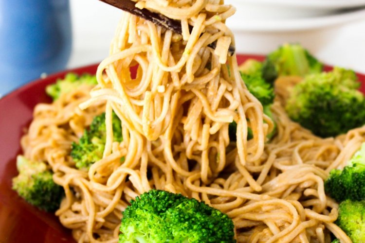 Soba con brócoli y beicon